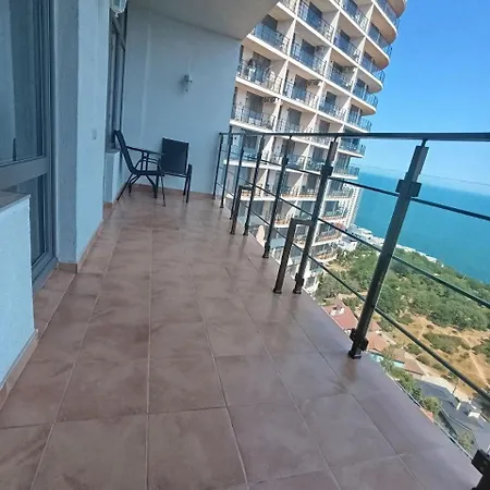 терраса с панорамой моря в аркадии Apartment Odessa
