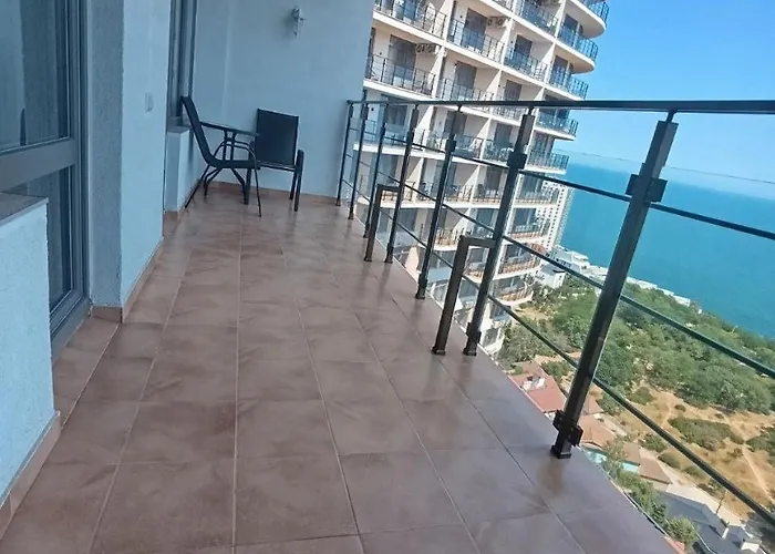 терраса с панорамой моря в аркадии Apartment Odessa