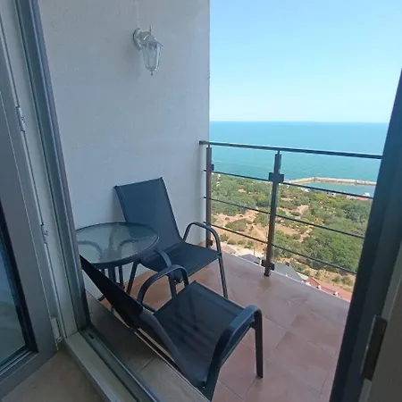 терраса с панорамой моря в аркадии Odessza